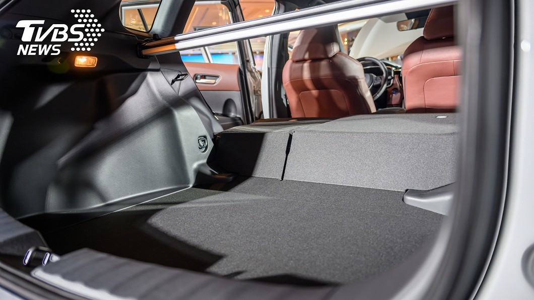 臺規Corolla Cross具有487公升行李廂容積，並可搭配6/4分離傾倒後座椅背擴充使用空間。(圖片來源/ TVBS)