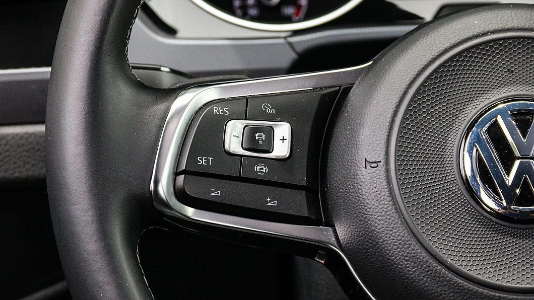 Touran配備整合ACC與主動車道修正輔助之IQ.Drive駕駛輔助系統。