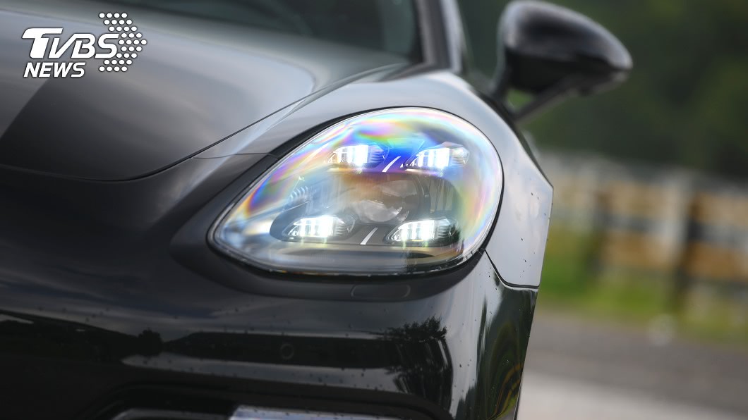 Panamera 十週年紀念版車上配備矩陣式LED大燈。