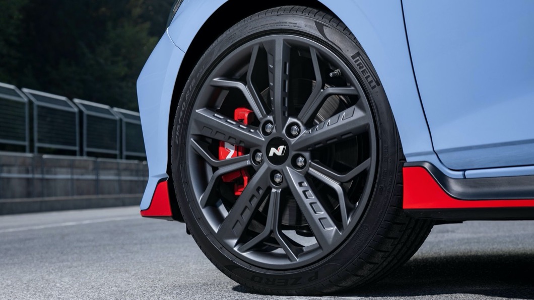 輪圈採用18吋規格，提供良好的抓地效果。(圖片來源/ Hyundai)