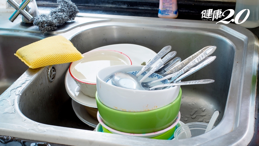 你習慣用水浸泡髒碗盤？這樣洗碗等於在養細菌！洗碗6件事對身體沒好事