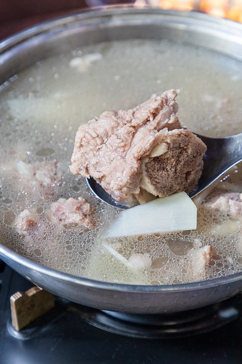 連豬都自己養！馬祖碉堡風餐廳食材超新鮮，必吃紅糟肉片、乾煎三牙魚