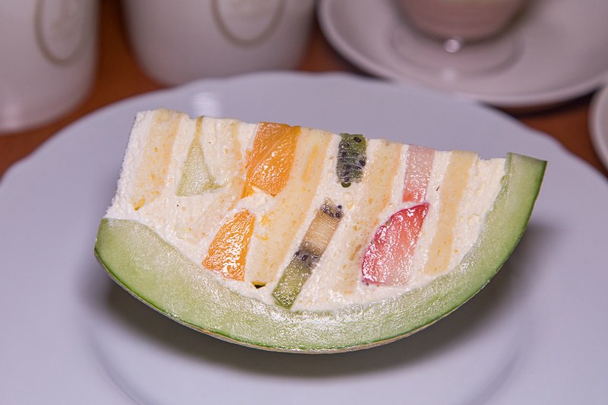 不必飛東京也吃得到！中山區日系甜點用整塊哈密瓜裝，先吃蛋糕再嘗果肉超有哏