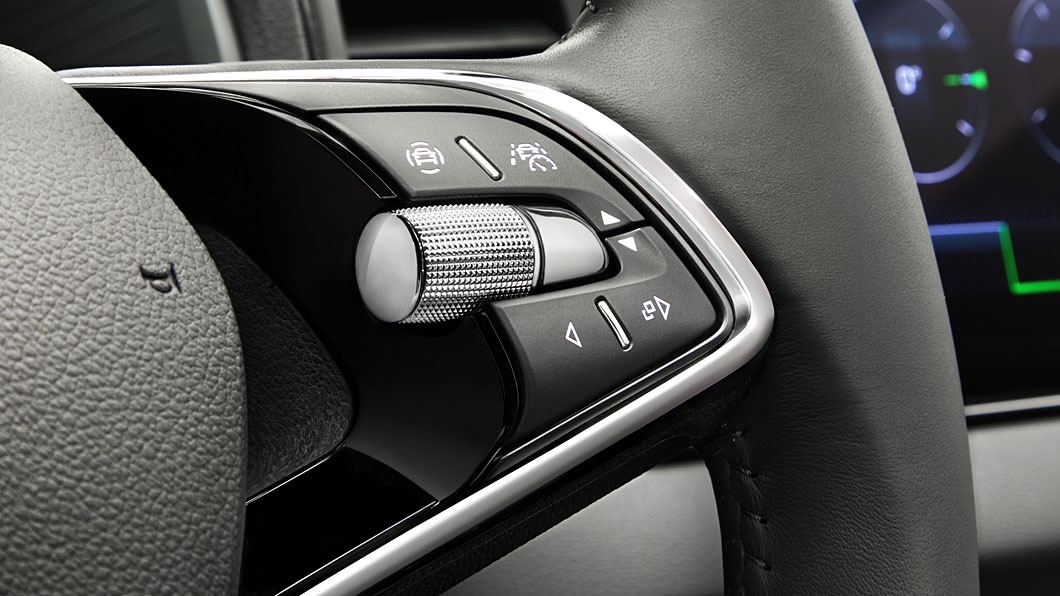 Škoda家族新世代方向盤樣式旋鈕改為懸浮式設計。(圖片來源/ Škoda)
