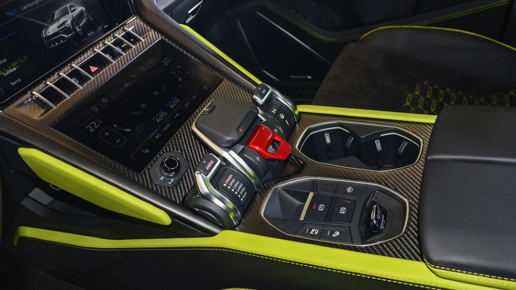 Urus Graphite Capsule中控台加入線條修飾後視覺上更具運動感。(圖片來源/ Lamborghini)
