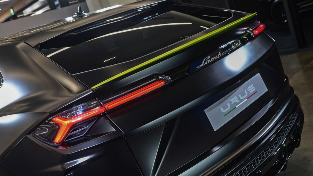 Urus Graphite Capsule尾翼加入螢光綠線條修飾。(圖片來源/ Lamborghini)