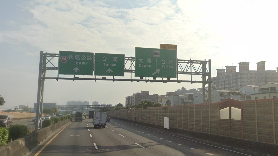 高速公路局臺南地區交流道出口預告標誌修正引起爭議。(圖片來源/ Google Map) 一週雙變 高公局臺南交流道出口預告標誌修正為何引爭議?