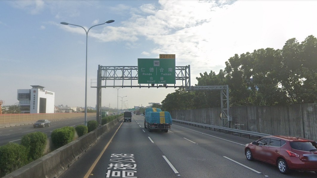 仁德交流道出口預告標示分別寫上仁德與臺南。(圖片來源/ Google Map)