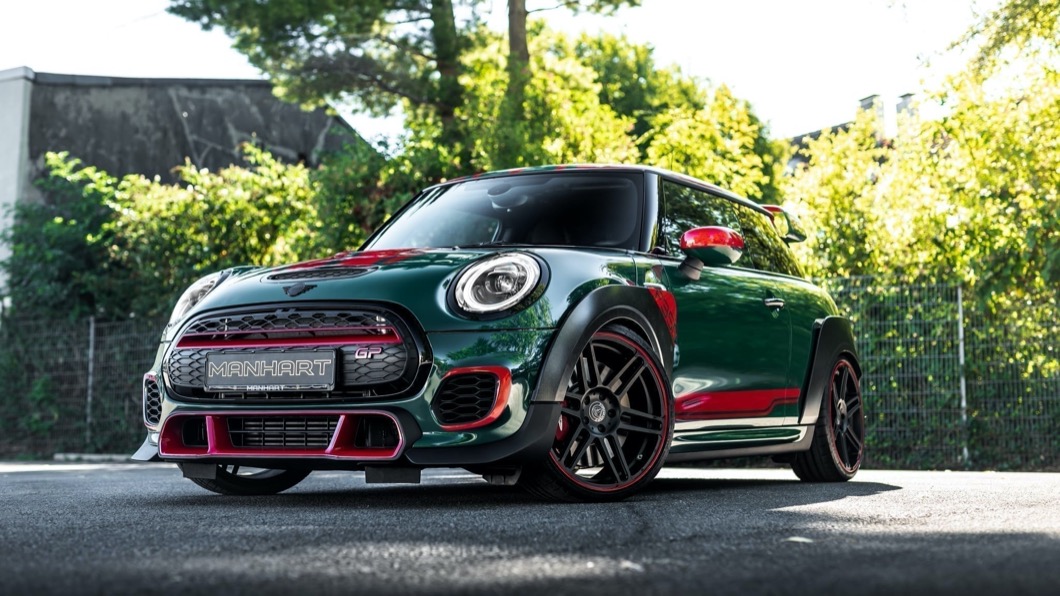 MANHART F350是以MINI John Cooper Works GP為基礎進行改裝。(圖片來源/ MANHART) 最應景的聖誕禮物? MANHART F350讓紅配綠更來勁