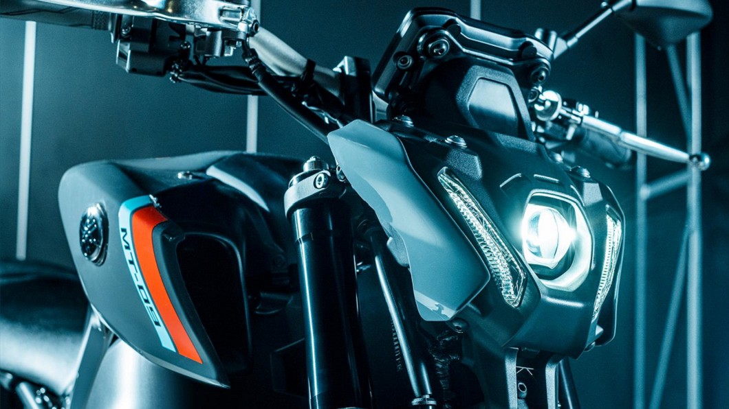 Yamaha在海外發表新年式MT-09後，最受到矚目的正是那顆被兩側燈條包圍的LED圓形頭燈。(圖片來源/ Yamaha)