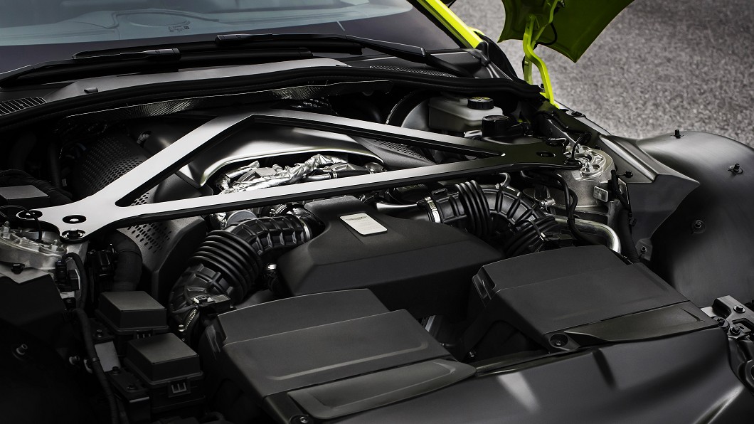 Vantage車系搭仔的4.0升V8雙渦輪增壓引擎即是來自於M-Benz。(圖片來源/ Aston Martin)