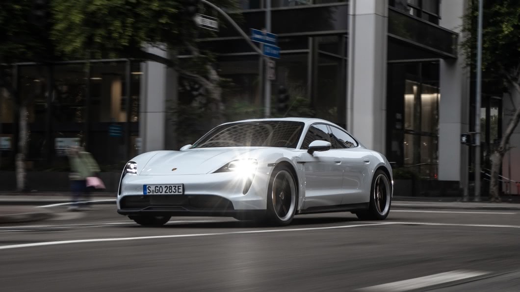 Taycan駕駛透過高速充電站的直流電，就可以在5分鐘將電力充至可行駛100公里的電量。(圖片來源/ Porsche) 