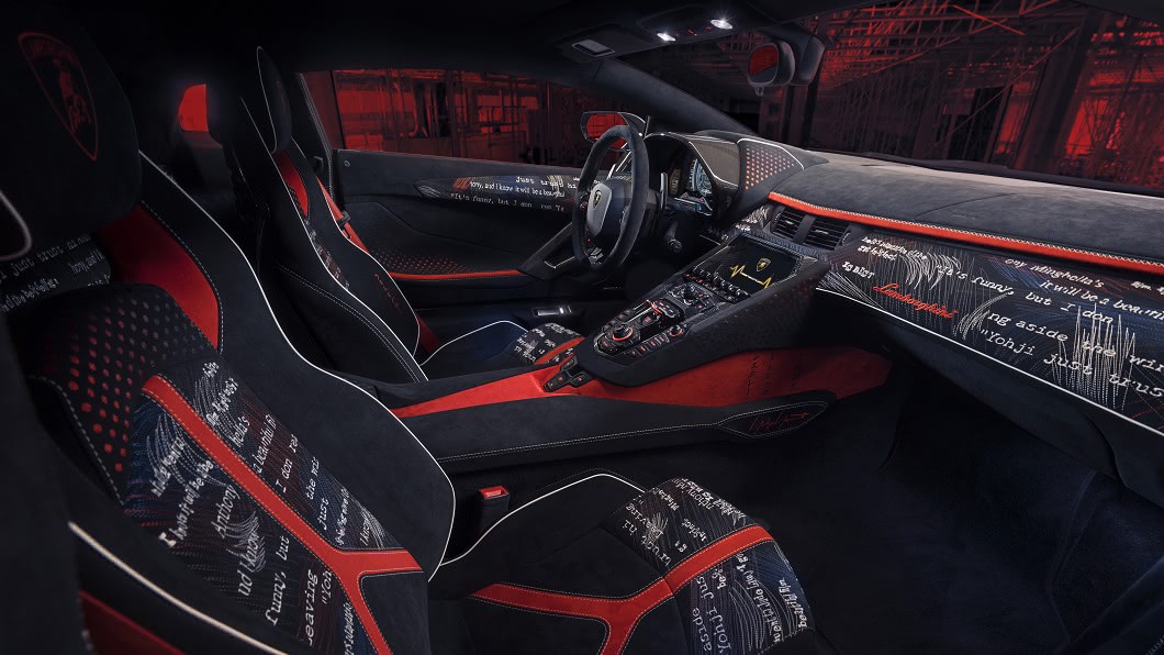 車內設計風格元素呼應外表，同樣以黑、紅、白與文字元素組成。(圖片來源/ Lamborghini)