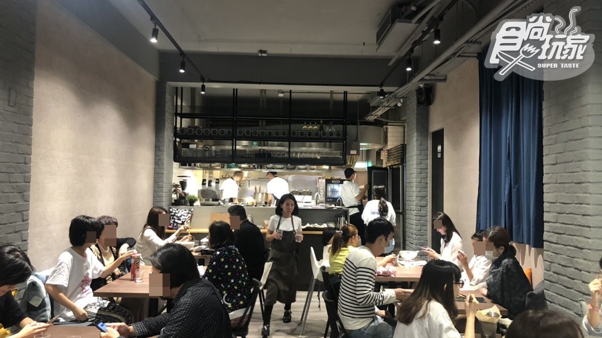 【新開店】台北東區超有哏飯麵小館！中西餐點混搭：蛋炒飯有烤鴨、家常麵配炸雞串