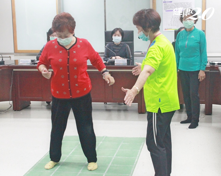 踩踩踏踏快來學日本開發「方塊步」！強化肌力 訓練手腳平衡，抗衰老、防跌又健腦
