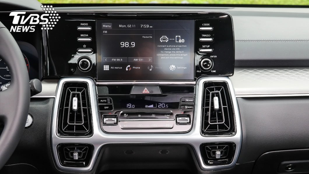中控螢幕全車系皆為8吋，並整合Apple CarPlay與Android Auto智慧型手機連結。