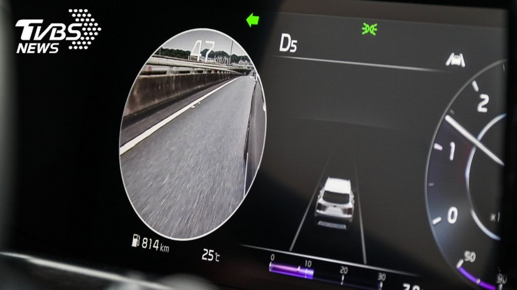 Sorento搭載的這套BVM盲區顯影輔助系統，除了原本後照鏡上的警示外，車主在轉彎前使用方向燈之際，儀錶板就會跳出左右兩側視線盲點區域的投影，直接反應盲點路況。(圖片來源/ 陳奕宏)
