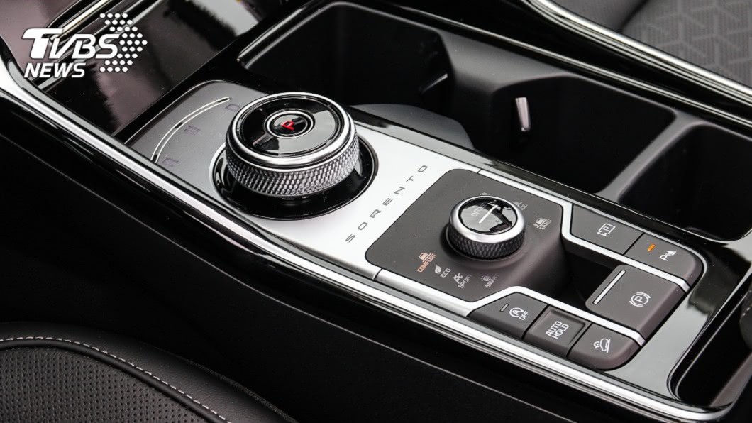6人座車型配備旋鈕式排檔介面與駕駛模式旋鈕有英國豪華休旅品牌味道。