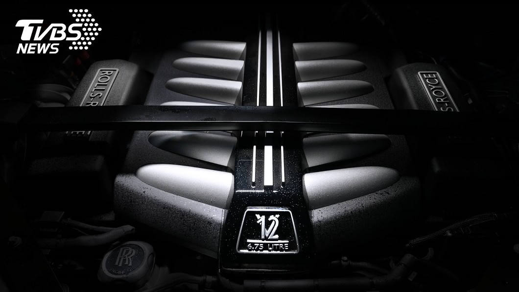 動力搭載勞斯萊斯專屬6.75升V12雙渦輪引擎與八速自排，可輸出563匹馬力與86.7公斤米扭力。