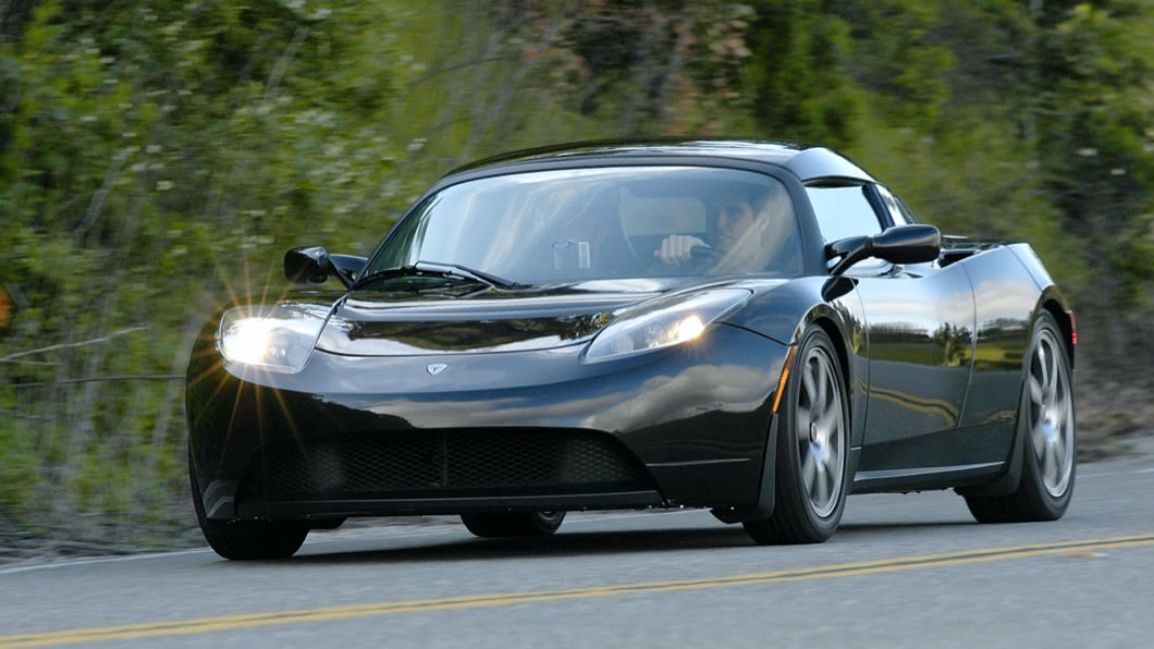 在2008年問世的Roadster是Tesla早期的作品，也是全球首款採用鋰電池的純電動跑車。(圖片來源/ Tesla)
