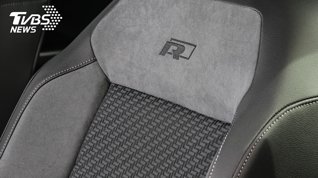 R-Line式樣ArtVelours類麂皮跑車化座椅椅背繡有R-Line圖騰。