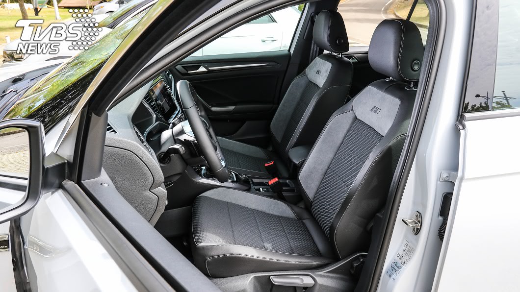 車內硬質塑料使用比例稍高，且並未標配電動調整座椅，甚至無法選配升級。
