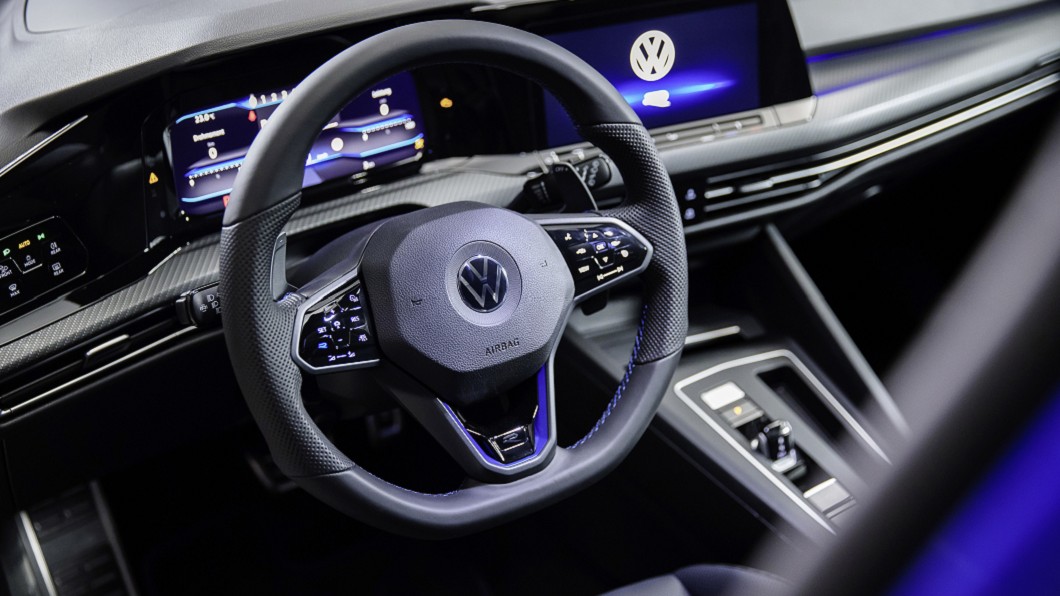 方向盤點綴藍色縫線，並設置R模式快捷按鈕。(圖片來源/ Volkswagen)