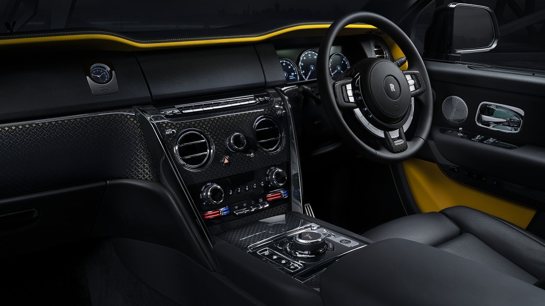 Cullinan Black Badge內裝採黑/橘黃色高對比配色，並融入碳纖維飾板等好料。(圖片來源/ Rolls Royce) 