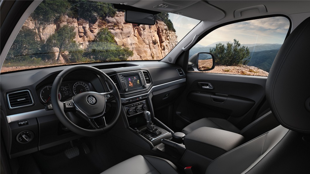 Amarok V6內裝寬敞的車室空間和高質感的設計，為買家提供轎車般的舒適感受。(圖片來源/ 福斯商旅)