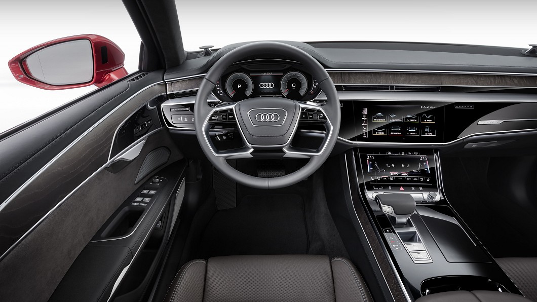 入門車型較舊年式升級19吋鋁合金輪圈、Valcona真皮座椅、電動輔助車門關閉、主動式緊急待援系統以及自動停車輔助系統等配備。(圖片來源/ Audi)