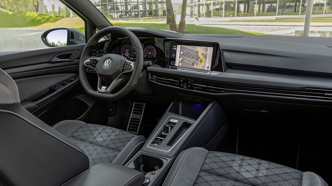 8代Golf車內大幅度提升科技感，並導入線傳控制變速箱。(圖片來源/ Volkswagen)