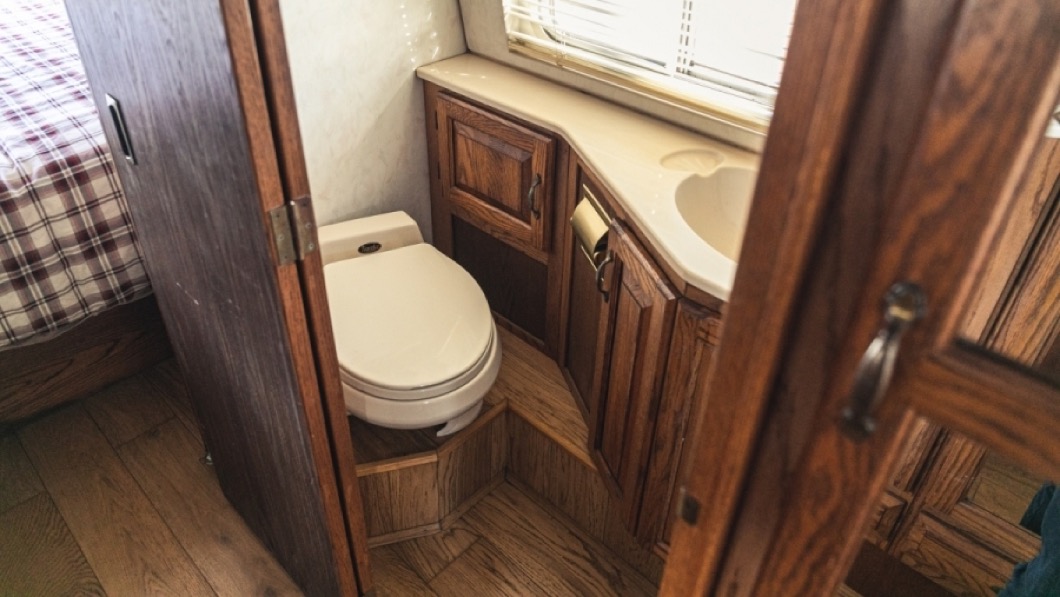 廁所也採用大量木質材質，色調看起來相當溫馨。(圖片來源/ Silverstone Auctions)