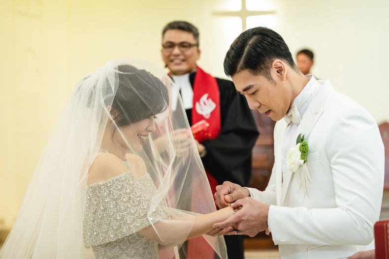 恭喜！KIMIKO、王家玄百年教堂舉辦婚禮，浪漫誓詞承諾「我想一輩子在你身旁」
