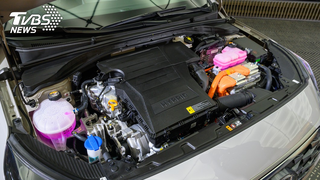 小改款Ioniq車上搭載1.6升缸內直噴汽油引擎，並配備Hybrid電動馬達。