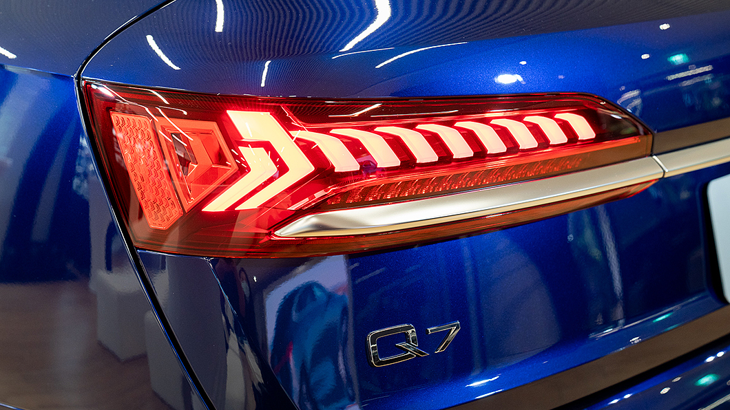 小改款Q7不只車頭造型調整，亦同步換上新款尾燈設計。(圖片來源/ Audi)