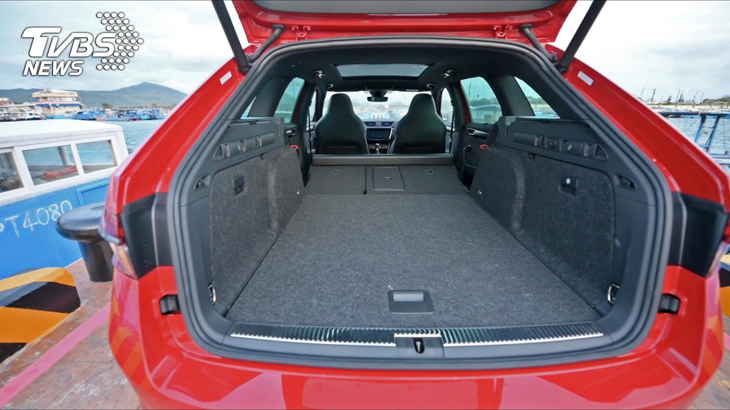 660公升行李廂空間可透過6/4分離傾倒後座椅背進一步擴充。