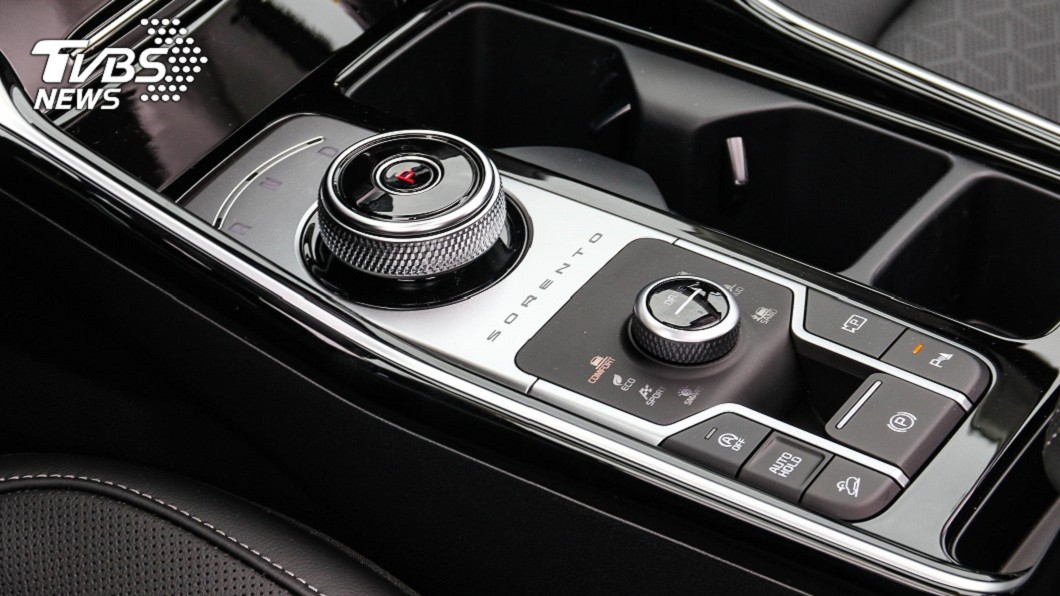 6人座車型升級為E-Shift線傳旋鈕式排檔介面。