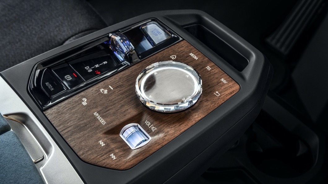 主要功能與iDrive操縱介面都整合到了中央鞍座。(圖片來源/ BMW)