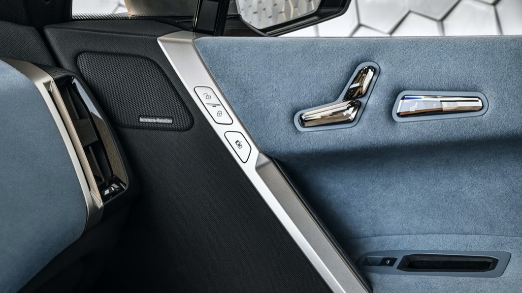有趣的是，這次BMW竟然把座椅調整機構放在車門板內側。(圖片來源/ BMW)