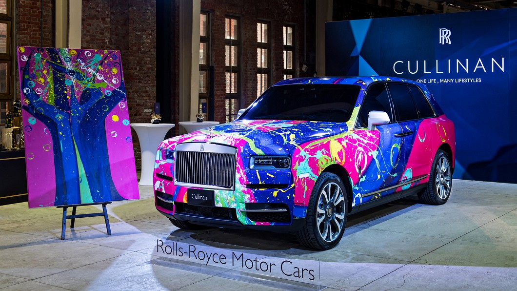 盛惟公司同步公開全品牌新定價策略，並展出與藝術家優席夫合作之Cullinan彩繪車。(圖片來源/ Rolls-Royce)