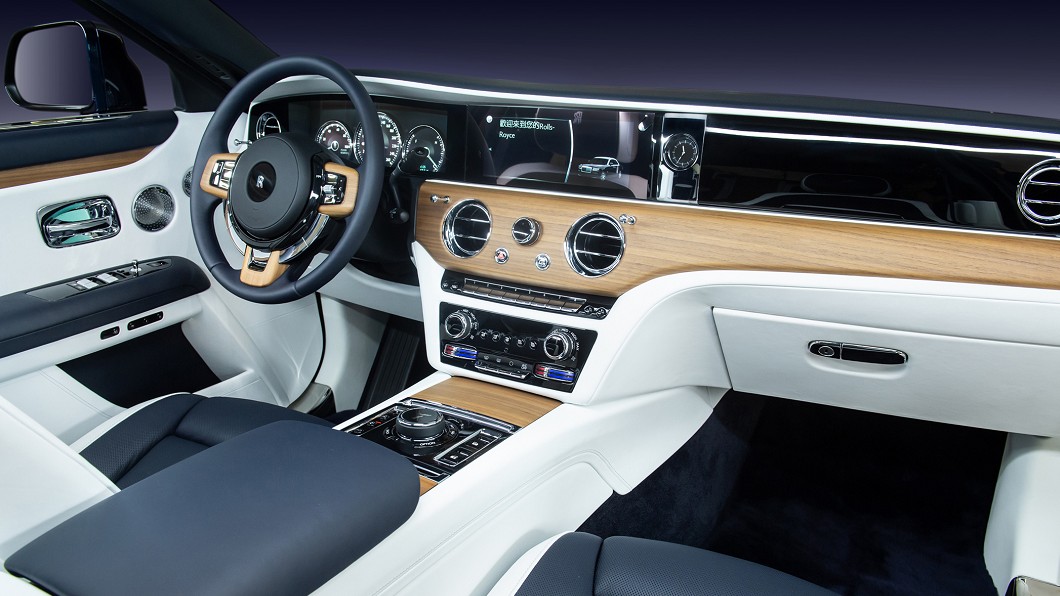 Ghost內裝仍維持Rolls-Royce品牌一貫風格，但已經改搭全新鋁合金底盤架構。(圖片來源/ Rolls-Royce)
