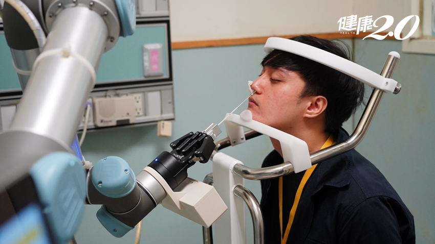 不想SARS悲劇重演…台灣醫師研發全球第一台「鼻咽採檢機器人」 20分鐘可完成採檢