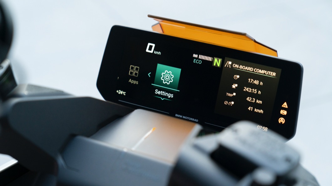 車上甚至還配備有10.25吋的液晶顯示幕，可以顯示多方行車資訊。(圖片來源/ BMW)