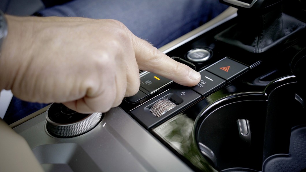 持續按住P Auto按鈕系統就會自動完成停車。(圖片來源/ Volkswagen)