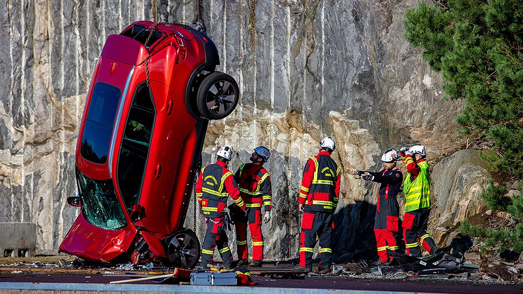 從30公尺高空墜落可以模擬各種極端車禍狀況時車輛的損壞程度。(圖片來源/ Volvo)