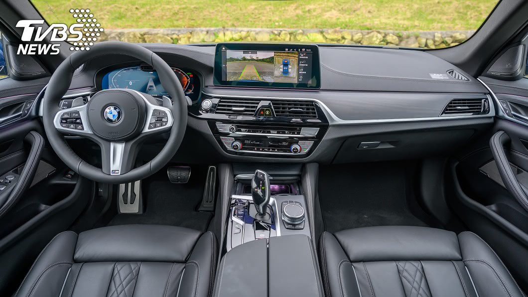 坐進車內仍可以明顯感受到BMW駕駛導向的設計理念。