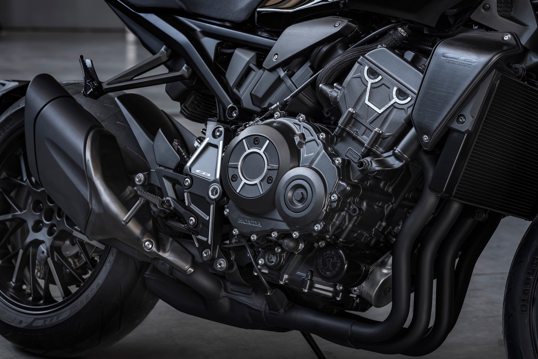 CB1000R Black Edition 包含飾板引擎等通通都被黑化處理。(圖片來源/ Honda)