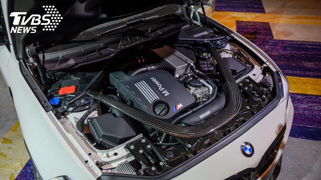 M2 CS搭載3.0升直列六缸雙渦輪增壓汽油引擎，提供450匹最大馬力。