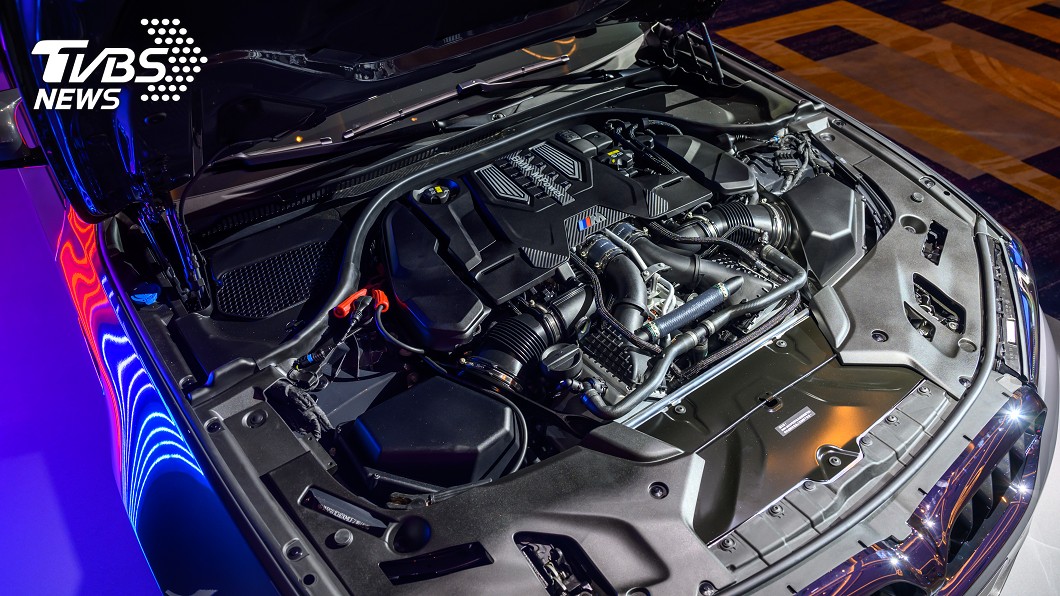 M5搭載4.4升V型8汽缸雙渦輪雙渦流汽油引擎。