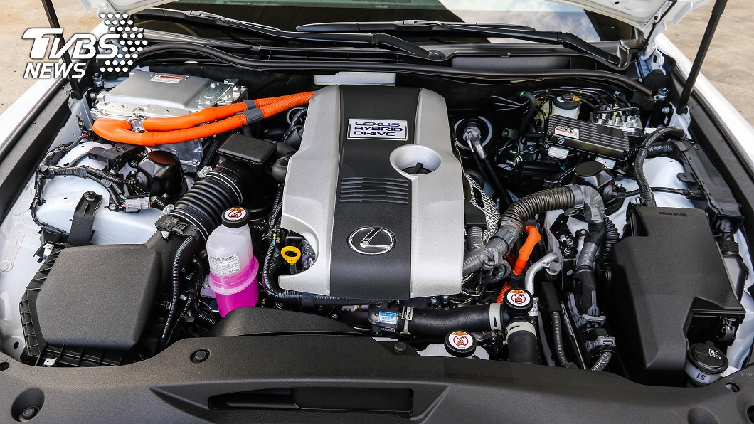 IS 300h搭載綜效輸出達223匹之Hybrid油電複合動力系統。